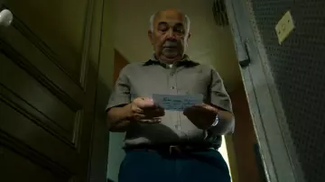 La chemise grise à manches courtes portée par Gérard Jugnot dans Quand on crie au loup