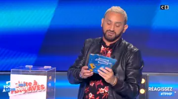 El oficial de cuello polo negro con flores estampadas de Cyril Hanouna en Touche pas à mon poste