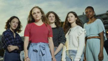 The sweater white with ruffles on the shoulders worn by Fanny (Louise Labeque) in Zombie Child