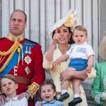 Blanc et bleu cérémonie porté par le Prince Louis la Parade militaire 8 juin 2019