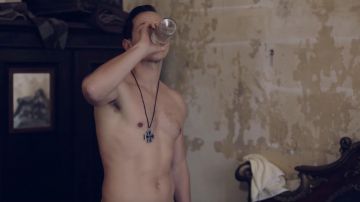Croix noire collier porté par Freddy Donath (Trystan Pütter) dans Ku'damm 59 (Saison 2)