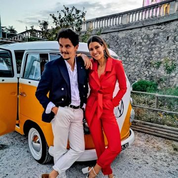 The combination of red trousers worn by Laury Thilleman on the account instagram of @laurythilleman