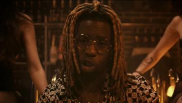 Les lunettes fines portées par Jok'Air dans son clip Bonbon à la menthe Feat. Mallaury