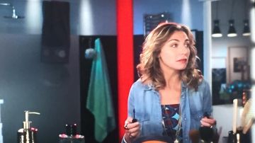 La chemise en jean de Camille (Amélie Etasse) dans Scènes de Ménages du 9.6.2019