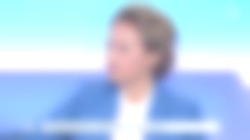 La chaqueta blazer azul de Zadig & Voltaire usada por Caroline Roux en C dans l'air del 11 de junio de 2019