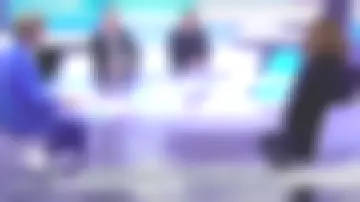 Le pantalon assorti à la veste blazer imprimé ton sur ton de Caroline Roux dans C dans l'air