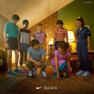 Les sneakers blanches avec logo Nike orange portées par Millie Bobby Brown  pour une publicité Stranger Things x Nike