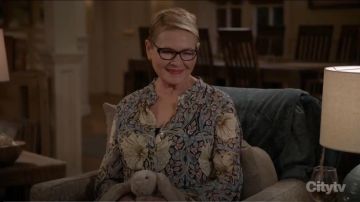 Maxi vestido estampado usado por Joan (Dianne Wiest) en Life in Pieces (Season04 Episode08)