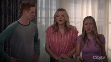 La camiseta acanalada Baby Pink usada por Samantha Hughes (Holly J. Barrett) en Life in Pieces (Temporada04 Episodio08)