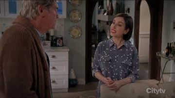 Camisa de seda estrella usada por Jen (Zoe Lister-Jones) en Life in Pieces (Episodio de la temporada0408)
