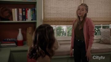 Lucky Brand Stars & Moon Tee usado por Samantha Hughes (Holly J. Barrett) en Life in Pieces (S04E08)
