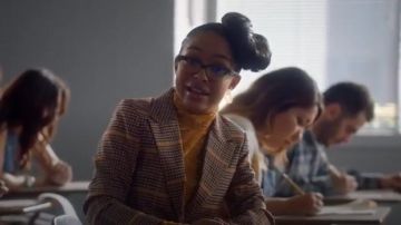 Cuello de tortuga de terciopelo de estiramiento amarillo usado por Zoey Johnson (Yara Shahidi) en adulto (Temporada02 Episodio10)