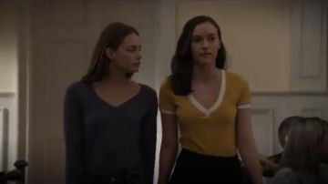 Yellow Ribbed Ringer Tee usado por Gewn (Olivia Nikkanen) en The Society (Temporada01 Episodio05)