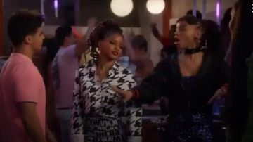Chaqueta De bombardero con capucha Flatknit usada por Jazz Forster (Chloe Bailey) en grown-ish (Temporada02 Episodio10)
