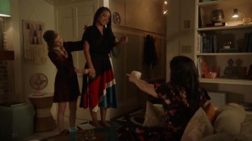 Cornejo Patchwork Aki Wave Short Sleeve Midi Dress usado por Kat Edison (Aisha Dee) en The Bold Type (Season03 Episode10)