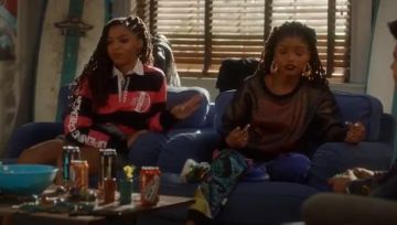 Polo de manga larga de rugby a rayas rosas y negras usado por Jazz Forster (Chloe Bailey) en grown-ish (Temporada02 Episodio11)