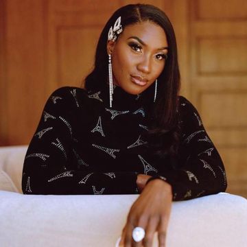 La robe noire imprimé Tour Eiffel Balenciaga portée par Aya Nakamura sur son compte Instagram @ayanakamura_officiel