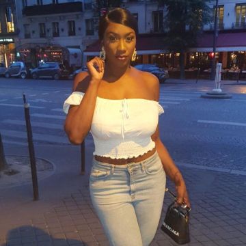 Le mini sac à main noir Balenciaga porté par Aya Nakamura sur son compte Instagram @ayanakamura_officiel