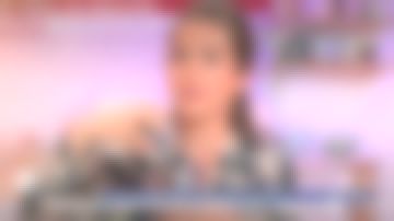 La chemise vert foncé à Imprimé feuilles et col châle de Marie Perarnau dans La maison des maternelles le 13.06.2019