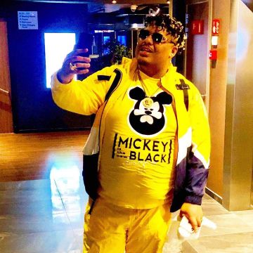 El M.I.T.N.B Mickey es la nueva camiseta amarilla que lleva Naza en su cuenta de Instagram @nazaofficiel