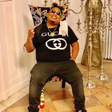 La camiseta negra de Gucci que lleva Naza en su cuenta de Instagram @nazaofficiel