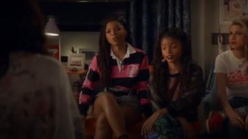 Ceremonia de apertura Pink & Black Striped Rugby Long Sleeve Polo usado por Jazz Forster (Chloe Bailey) en grown-ish (Temporada 02 Episodio 12)