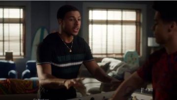 Topman Black And Teal Stripe Ribbed Sweater usado por Doug (Diggy Simmons) en grown-ish (Temporada 02 Episodio 12)