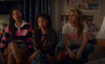 Re/Done Marchin' Graphic Tee usado por Nomi Segal (Emily Arlook) en grown-ish (Temporada 02 Episodio 12)
