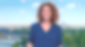 The Blouse, navy lace and folds of Marie-Sophie Lacarrau in The newspaper 13 hours on France 2