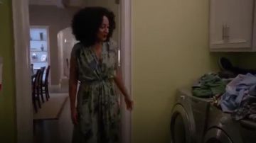 Maxi Robe portée par arc-en-ciel Johnson (Tracee Ellis Ross), en black-ish (Saison 01 Épisode 02)