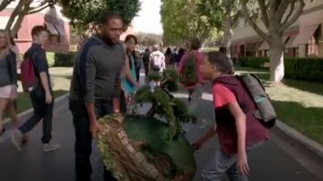 Vince Racing Stripe à Capuchon de Pull porté par Andre "Dre' Johnson (Anthony Anderson), en black-ish (Saison 01 Épisode 03)