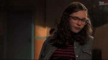 Le pull violet à rayure rose de Stella Nicholls (Zoe Margaret Colletti) dans Scary Stories to Tell in the Dark