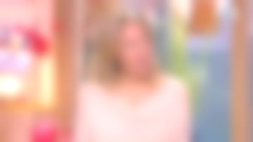 Le pull en cachemire rose poudré col bateau de Agathe Lecaron dans l'émission La maison des maternelles le 13.06.2019 à 9:19