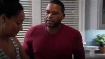 Jack Spade Bronson Henley porté par Andre "Dre' Johnson (Anthony Anderson), en black-ish (Saison 01 Épisode 04)