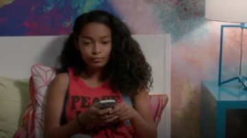 Forever 21 de la Paix, l'Amour et Rock N Roll Musculaire Tee porté par Zoey Johnson (Yara Shahidi), en black-ish (Saison 01 Épisode 04)