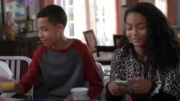 Elizabeth and James Lena Animal Print des Cultures Veste portée par Zoey Johnson (Yara Shahidi), en black-ish (Saison 01 Épisode 04)