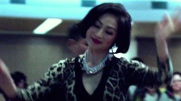 La parte superior con patrón de leopardo de Ning Ding en Face to the Night