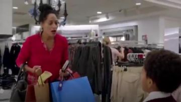 Marissa Webb Rouge Kelley Crêpe Crop Top Chemisier porté par arc-en-ciel Johnson (Tracee Ellis Ross), en black-ish (Season01 Episode05)