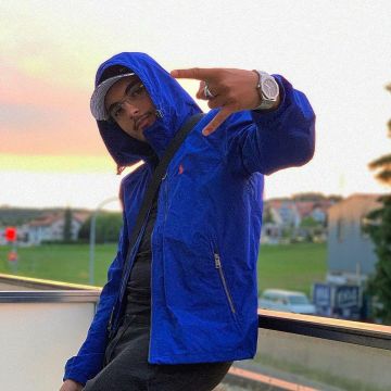 The windbreaker blue hooded Ralph Lauren carried by RK in his account Instagram @rkofficiel_77