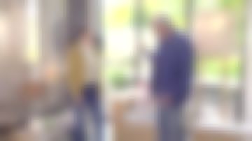 The Blazer Lemon Yellow worn by a speaker in The house France 5 the 07.06.2019 at 20:50