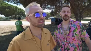 Les lunettes de soleil portées par Squeezie dans sa vidéo YouTube Comment faire un clip de l'été ? (légèrement cliché)