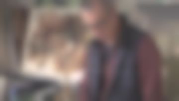 The down jacket without sleeve in navy blue worn by a guest in Echappées belles the 08.06.2019 at 20:50