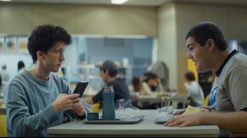 Le Pull Classique Brioni de Moritz Zimmermann (Maximilian Mundt) dans Cómo vender drogas en línea (rápido) (S01E01)