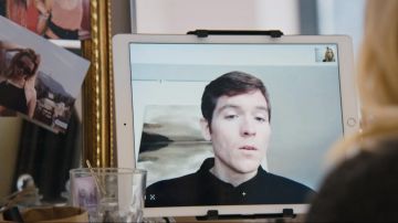 l'Apple iPad Pro Or de Lisa Novak (Lena Klenke) dans Cómo vender drogas en línea (rápido) (S01E02)