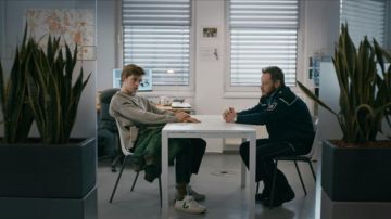 Sneakers Veja Green Daniel Riffert (Damian Hardung) in the How to Sell Drugs Online (Fast) (S01E02)