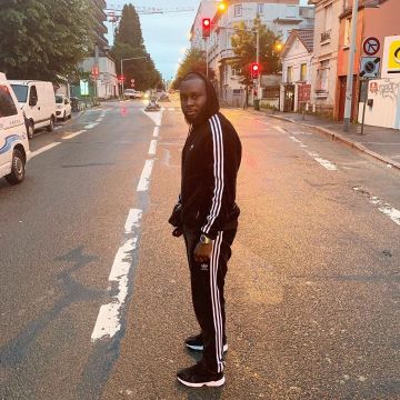 La chaqueta negra con capucha Adidas que llevaba Abu Debeing en su cuenta de Instagram @aboudebeing