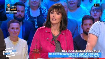 La chaqueta corta de ante espíritu motero rosa de Géraldine Maillet en Touche pas à mon poste