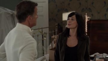 Rag and Bone Slade Blazer porté par Cassie Rossignol (Catherine Bell) en Bonne Sorcière (Season05 Episode01)
