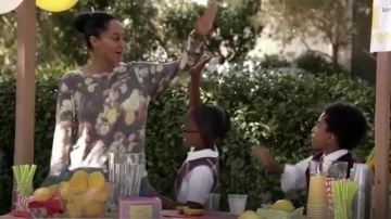 Wildfox Floral de Sublimation porté par arc-en-ciel Johnson (Tracee Ellis Ross), en black-ish (Season01 Episode07)