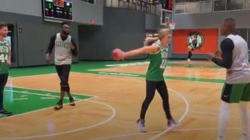 New Balance Monogramme v2 porté par Hannah Brown dans La Bachelorette (S15E04)